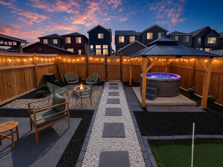Glacier Ridge 7BR Group Home – Hot Tub, Fire Pit, Karaoke, 100-inch Projector, Sleeps 16 - B&B Calgary