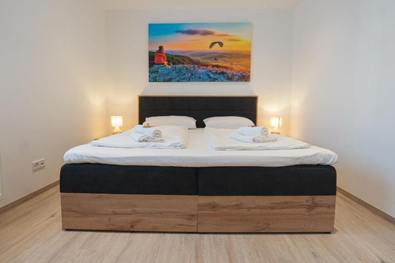 MaMa-Apartments - Haus Martina im Herzen der Rhön - 3 einzelbuchbare moderne Wohnungen für 2-8 Personen, Terrasse, Balkon, Garten, Ski und E-Bike Keller, Lounge, freies Wlan, familienfreundlich - Chambres d'hôtes Poppenhausen