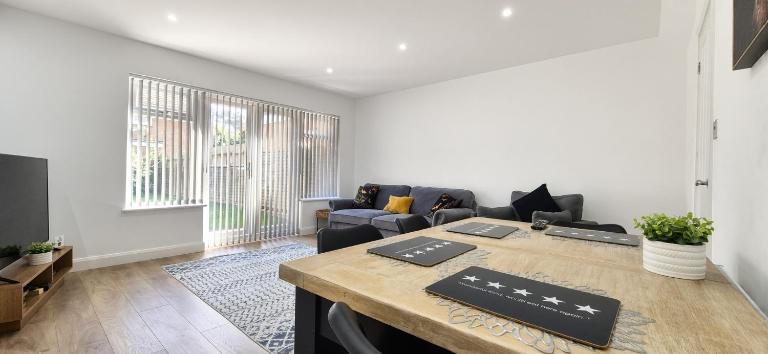 3-Bed House - Quiet - Free Parking - WiFi - Chambres d'hôtes Rugby