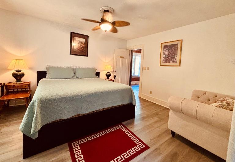 Adorable 2-bedroom unit with jacuzzi beside falls - B&B Niagara Falls