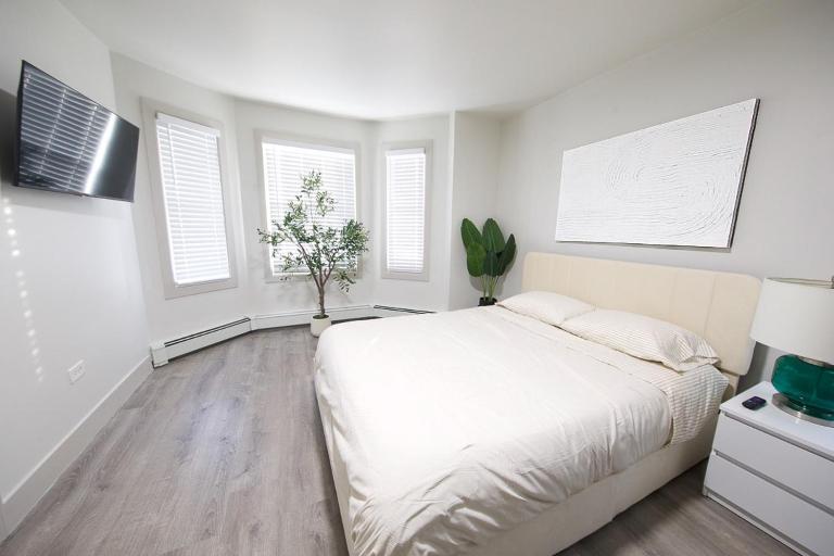 3Bedrm Apartment-Free Private Parking-5 Min to Airport & Downtown - Ferienwohnung Chelsea