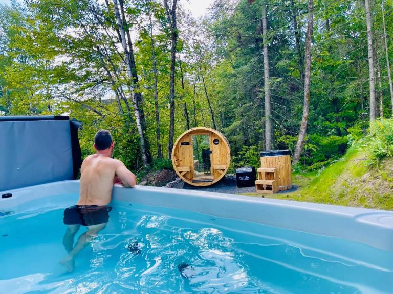 Villa Freya Spa de nage Sauna Bain froid Golf - B&B Saint-Basile