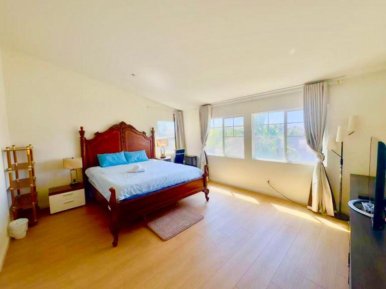 Spacious Private Bedrooms With Full Amenities Near Grocery Stores & Main Highway Routes - B&B Fontana