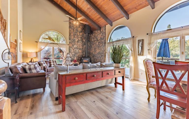 River View Retreat Sleeps 16/ hot tub/basketball court - B&B Oakhurst