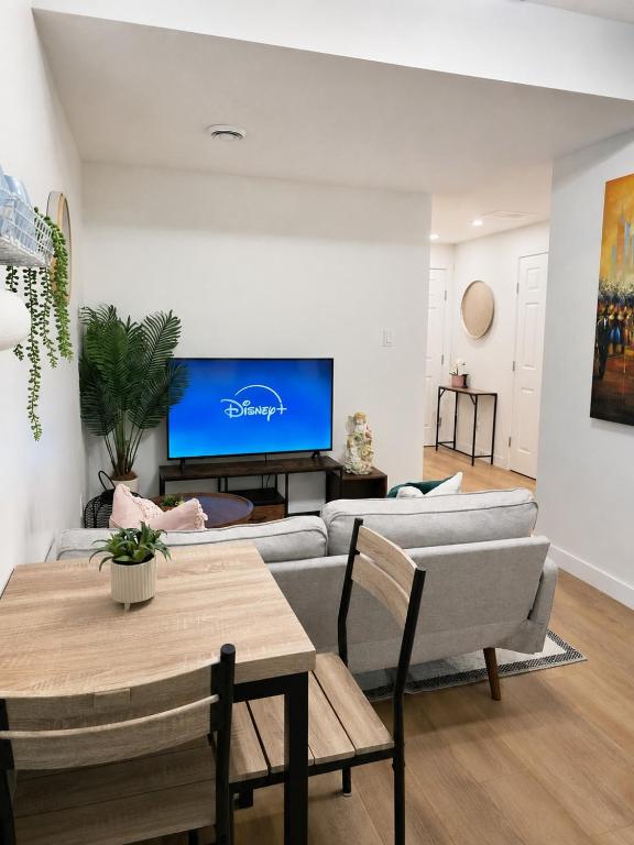 Private 1Bed suite in a central location to WEM & YEG - B&B Edmonton