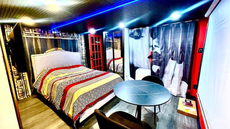 Luxury KIA Red Room A1 - B&B Richmond Hill
