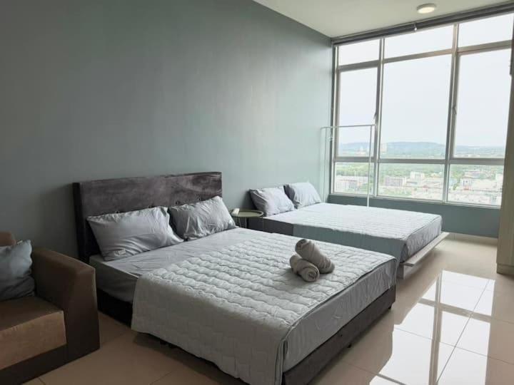 JB City Sunset Studio Paradigm Sutera & UTM Wifi 4pax - B&B Johor Bahru