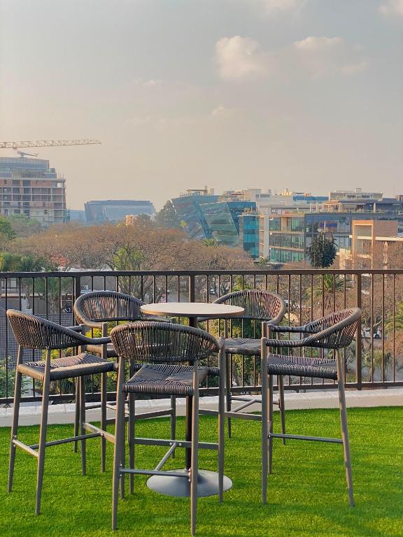 Rosebank Haus- rooftop living, business & leisure - Bed and Breakfast Johannesburg