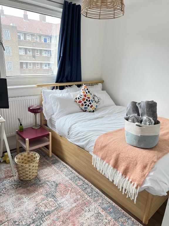 Room with private bathroom - in Bethnal Green shared home - B&B Londres