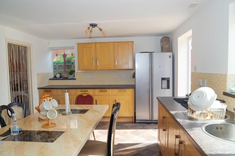9 bed home suitable for Contractors, Family friendly, EV charge - B&B Kempston
