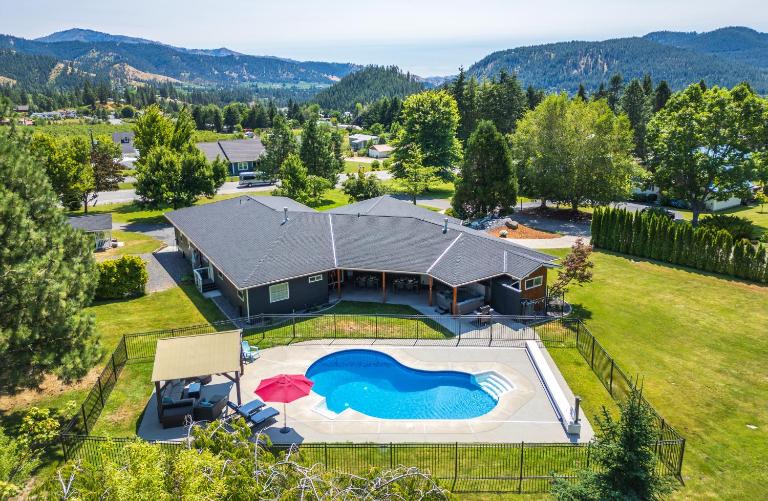The Tyrolean - Pool, Hot Tub & Ski Hill Charm - B&B Leavenworth