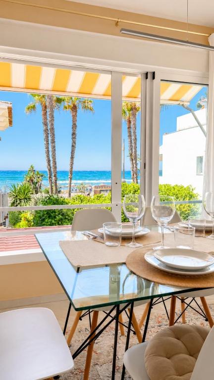 Casa Aurora Beach Apartment first sea line - Laguna Beach - Chambres d'hôtes Torrox Costa