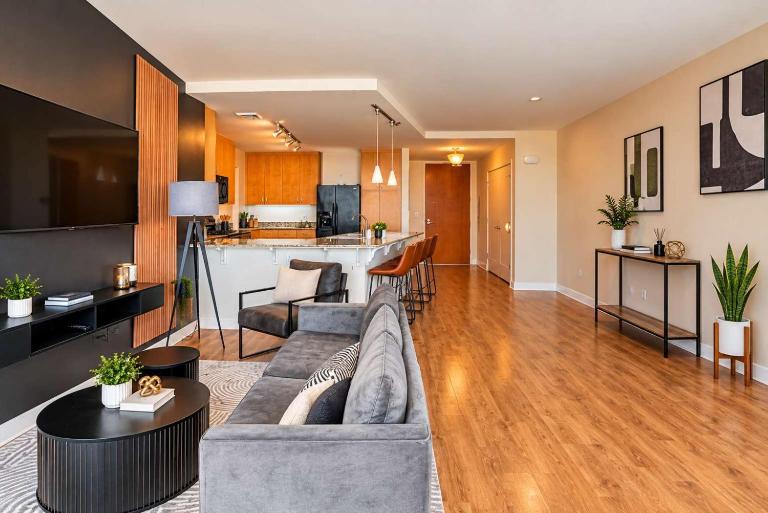 Stylish 1BR HighRise DT, Parking, Pool, Gym, W-D, Golf - B&B Phoenix