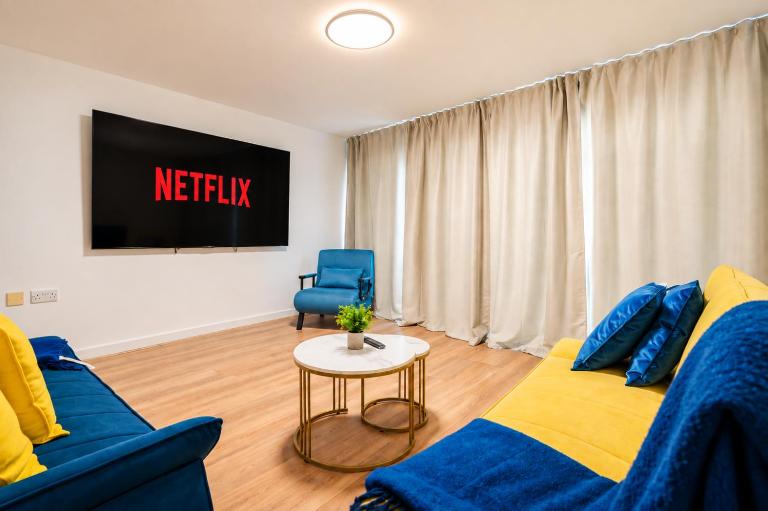 Spacious Central 2BR Apartment with Balcony, 85 Inch Smart TV & Fast WiFi, Sleeps 9, Ideal for Contractors, Families & Couples - Bed and Breakfast St. Helens