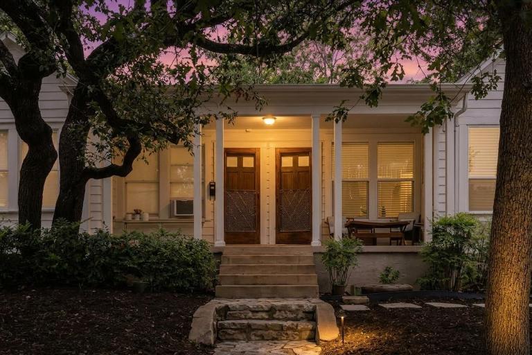 Charming Tiffany Blue Townhome, Steps to Moody Center & Football Game Day - B&B Austin