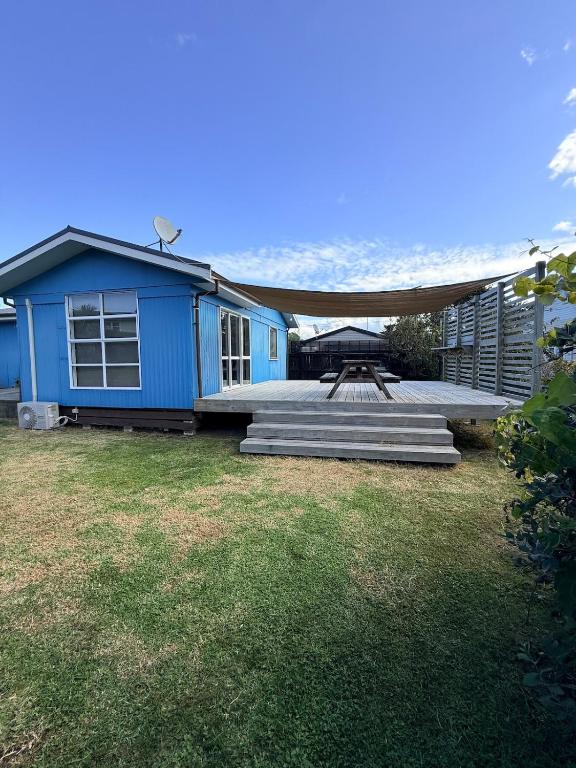 Newly renovated Kiwi Bach, walk to town & beach - B&B Raglan
