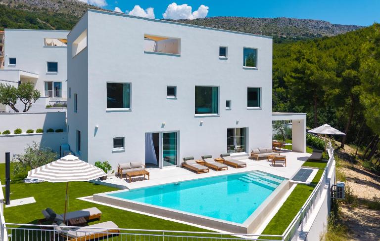 NEW! ABC Villas - C, infinity pool, rooftop jacuzzi & sauna - B&B Podstrana