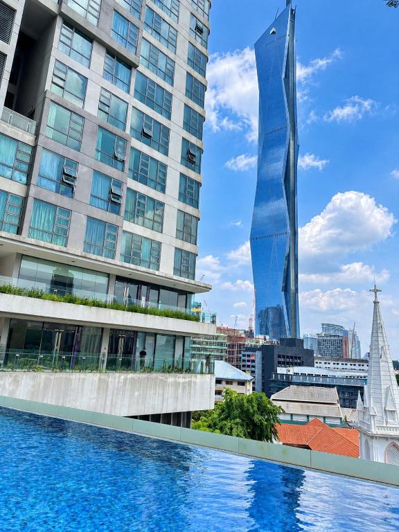 Infinity pool KL Tower View Bukit Bintang Netflix at Robertson - B&B Kuala Lumpur