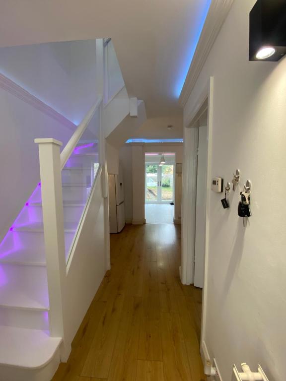 Cosy Getaway 3 Bedroom House - B&B Broxbourne