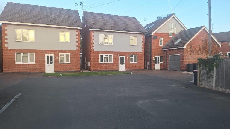 Modern spacious private detached house sleeps 8 - B&B Beeston