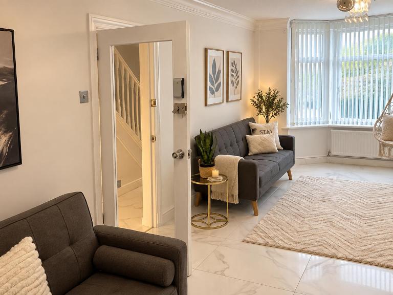 Spacious 3 Bed Coventry, Parking, Contractors & Groups - B&B Coventry