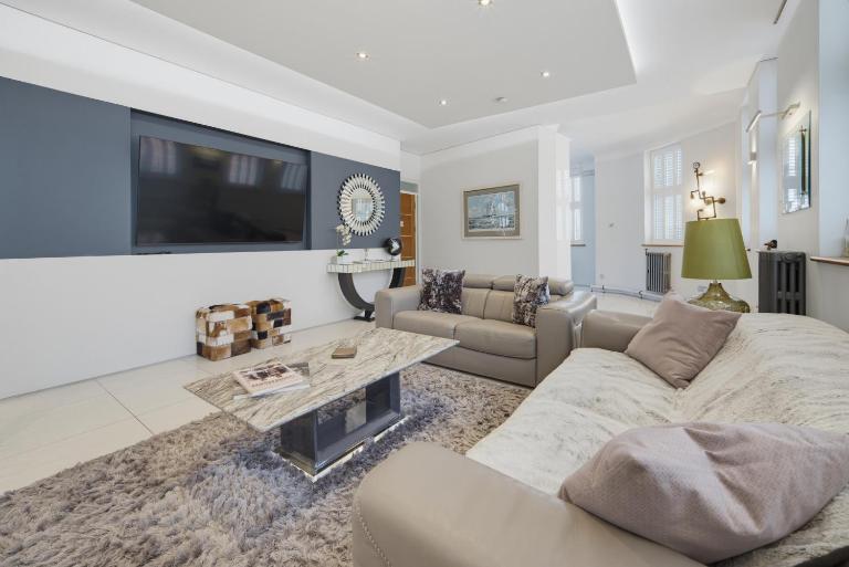 Elegant Luxury Apartment - Heart of Swansea - Ferienwohnung Swansea