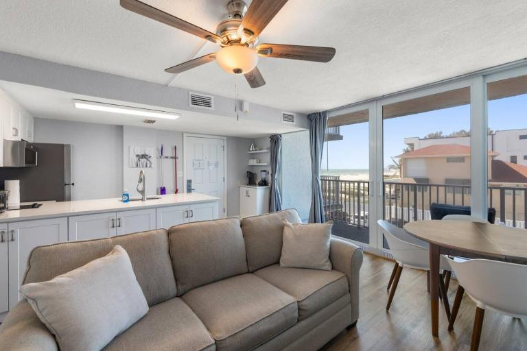 Beach, Gulf, and Bay Views plus 2 Balconies with Pool and Sleeps 6 - B&B St. Pete Beach
