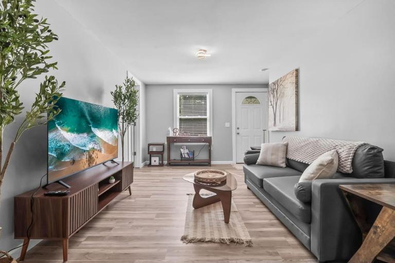 The Howder House Refined 1BR Sleeps 4 - B&B Hillsdale