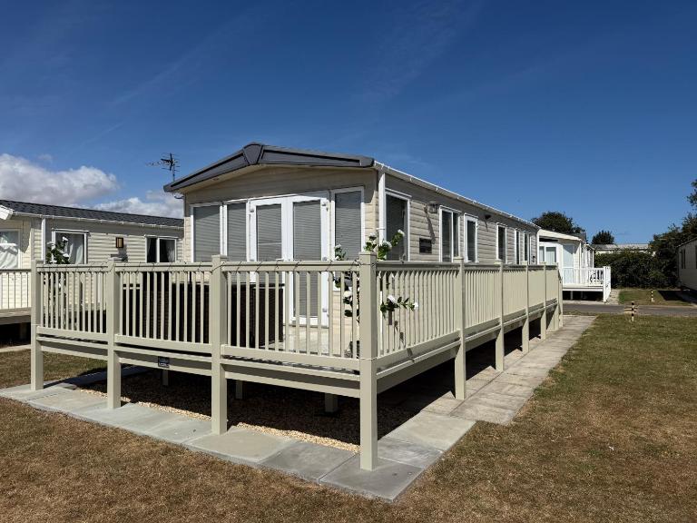 Sunnymede H14 - Fantasy Island - Ingoldmells, pet friendly, wifi, bed linen - Meadow Lakes Caravan & Lodge Hire - B&B Ingoldmells