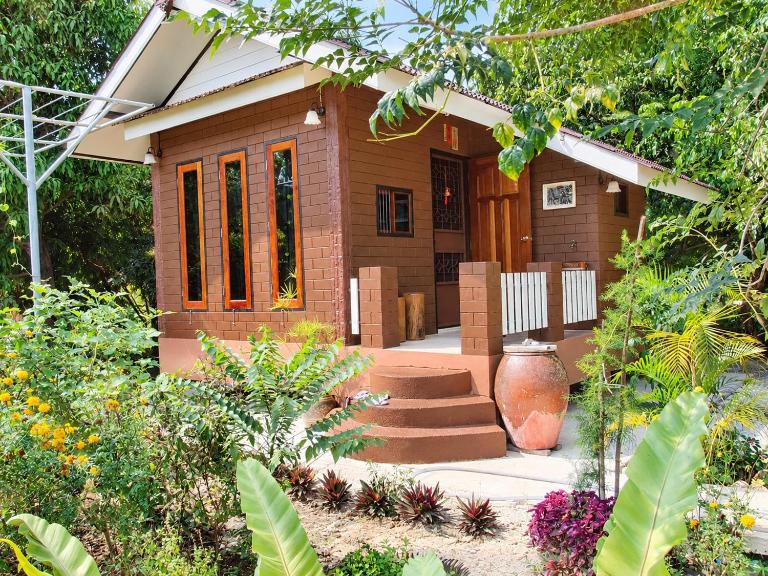 บ้านสวนบรรจงอักษร Bansuan Banjong Akkson - Chambres d'hôtes Rayong