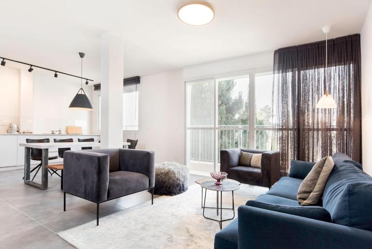 Modern 2BR Apt w Private Parking in City Center - B&B Ramat HaSharon
