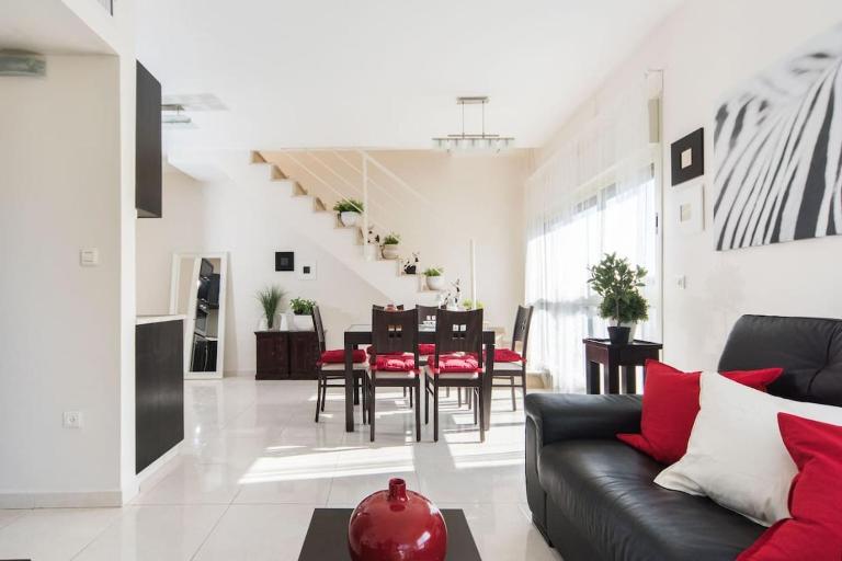 Mamad Spacious Duplex with Terrace From the Beach - Ferienwohnung Tel Aviv