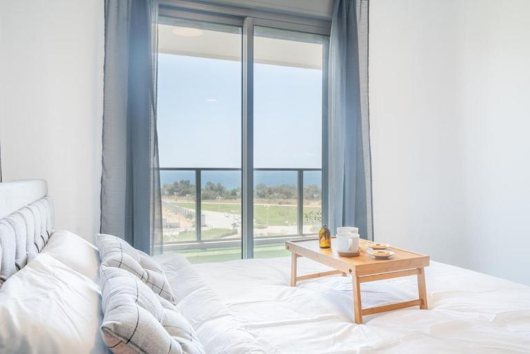 Vibrant Seaside Stay with Balcony - Bed and Breakfast Nahariya