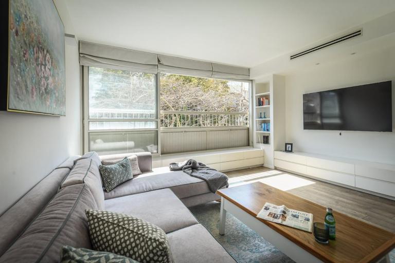 Chic 2BR Apt w Large Windows in Tel Aviv Old North - Ferienwohnung Tel Aviv