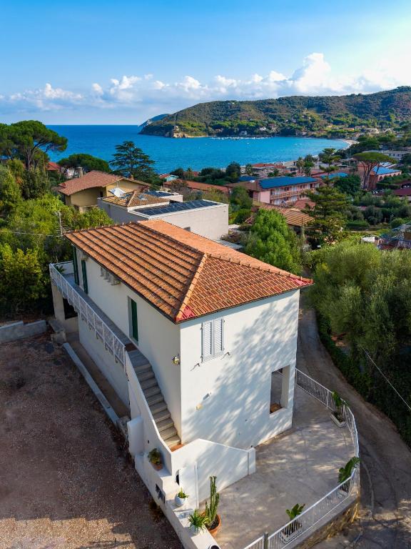 Villa Viola Rooms, a 200mt dalla spiaggia di Procchio - B&B Procchio
