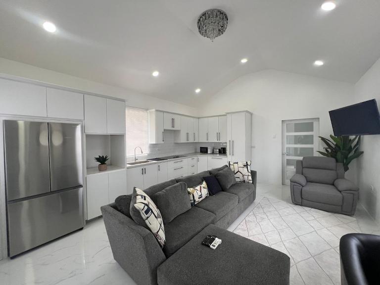 Modern 1BR Apt 7 Min to Scarborough PortTerminal - Bed and Breakfast Scarborough