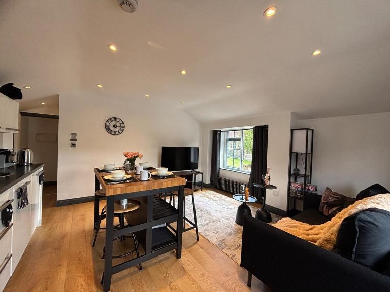Stylish 2Bed Flat - Next to Guildford High Street - Chambres d'hôtes Guildford