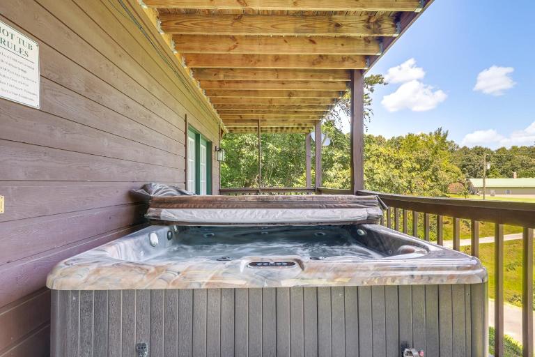 2BR Pigeon Forge Cabin with Hot Tub and Pool Table - B&B Pigeon Forge
