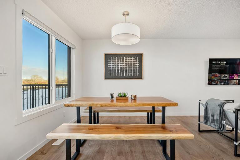 Single Detached Full House with Ping Pong King Bed and Garage - Chambres d'hôtes Edmonton