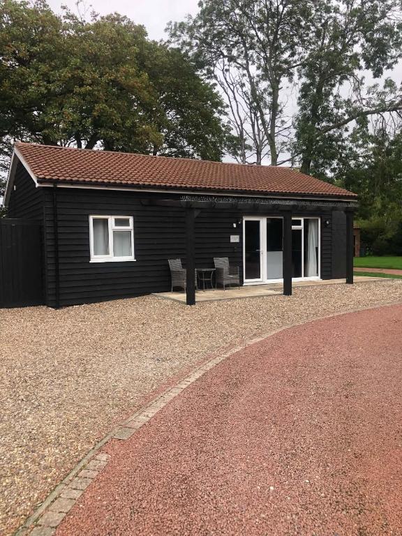 Luxury Woodlands Lodge with Hot Tub courtyard - Chambres d'hôtes Firsby