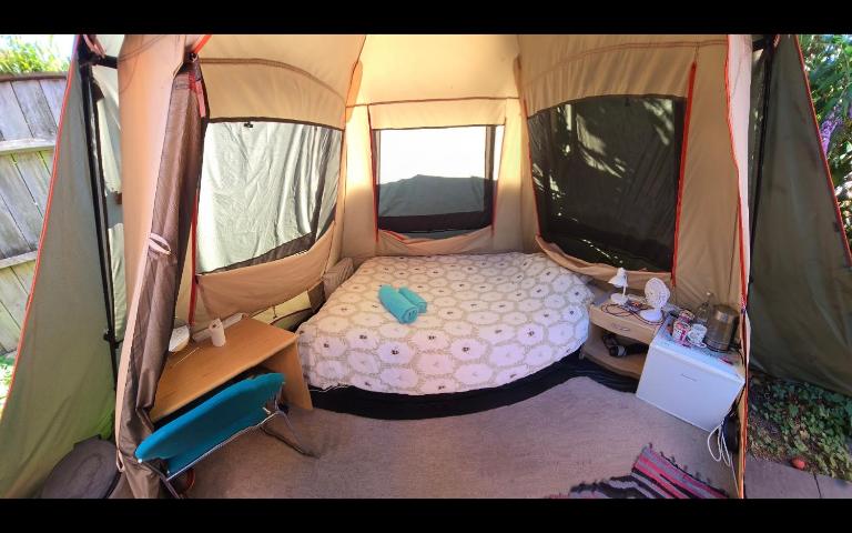 HONEY BEE tent shared bathroom no kitchen no oven - B&B Glastonbury