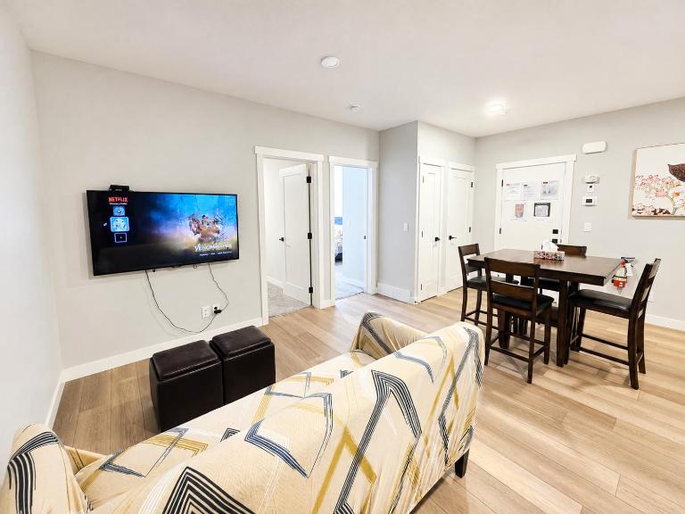 Private Luxury Retreat - King Bed - Full Kitchen - B&B Calgary