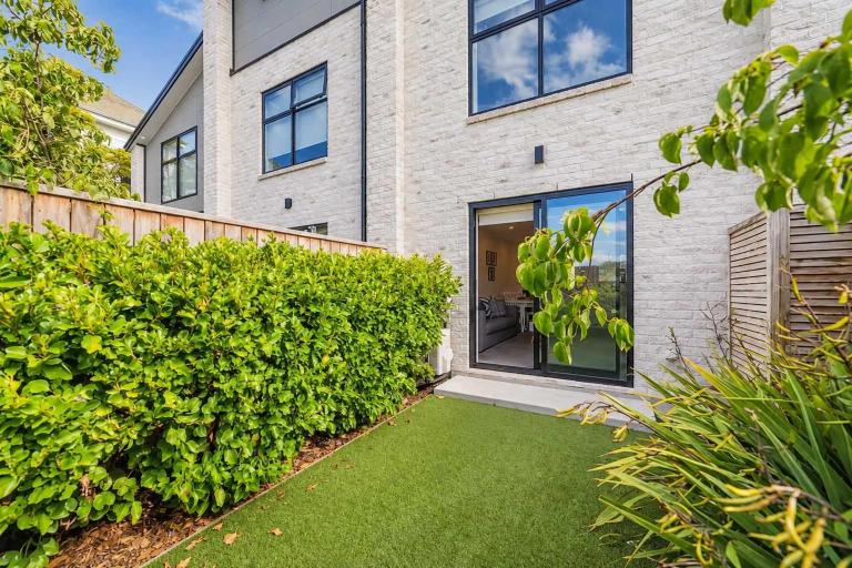 Central Gloucester Escape Stylish 2BR Townhouse - Bed and Breakfast Christchurch