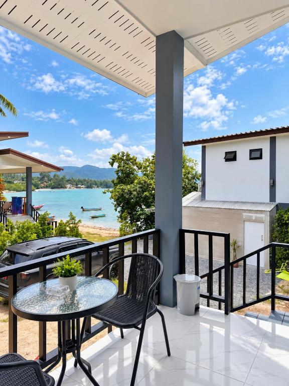 Azure Bungalow - Sea View & Beach Access - 5-Min Walk to Chabad House - B&B Koh Pha Ngan