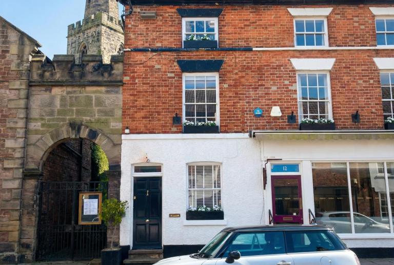 Rooftop One-Bedroom Apartment Near East Midlands Airport - Ferienwohnung Castle Donington