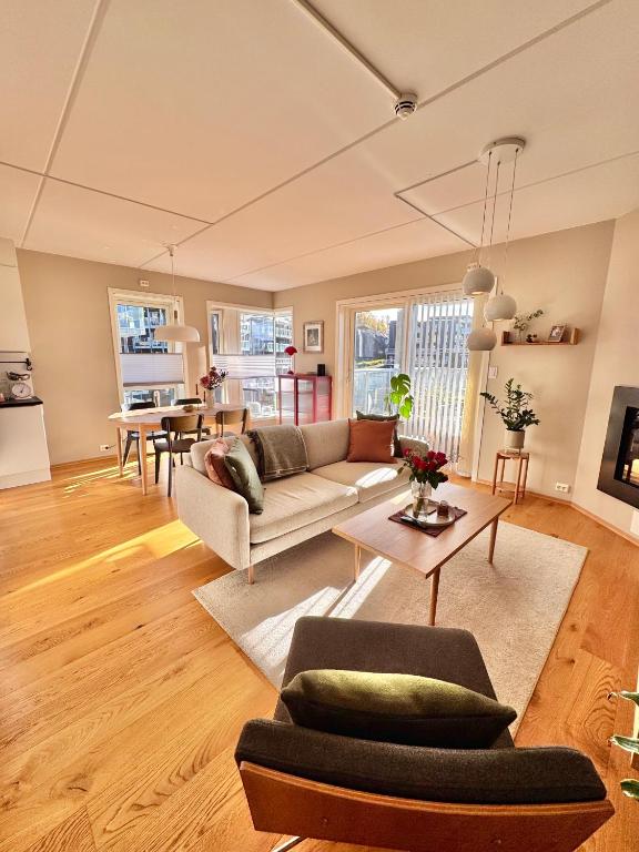 Spacious apartment in Tromsø with fireplace, balcony and mountain views - B&B Tromsø
