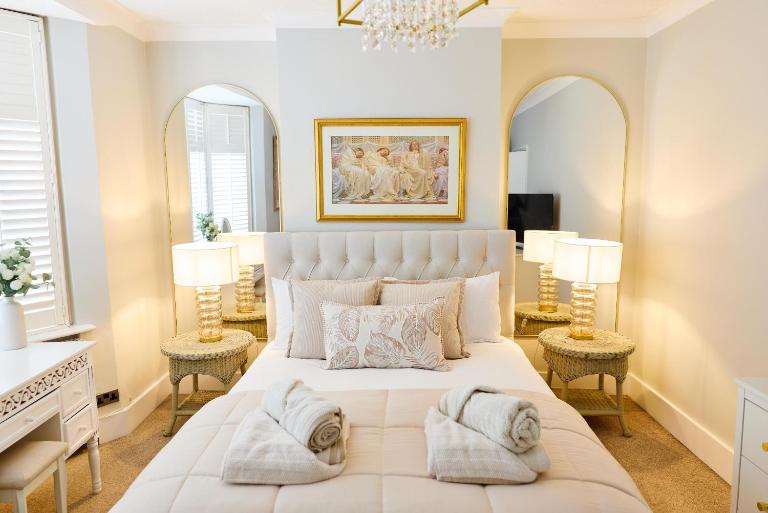 Stylish Hove Townhouse by Station & Sea - B&B Brighton