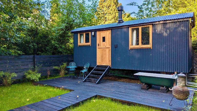 Boutique Shepherd Hut w Private Garden & Outdoor Bath - B&B Stirling