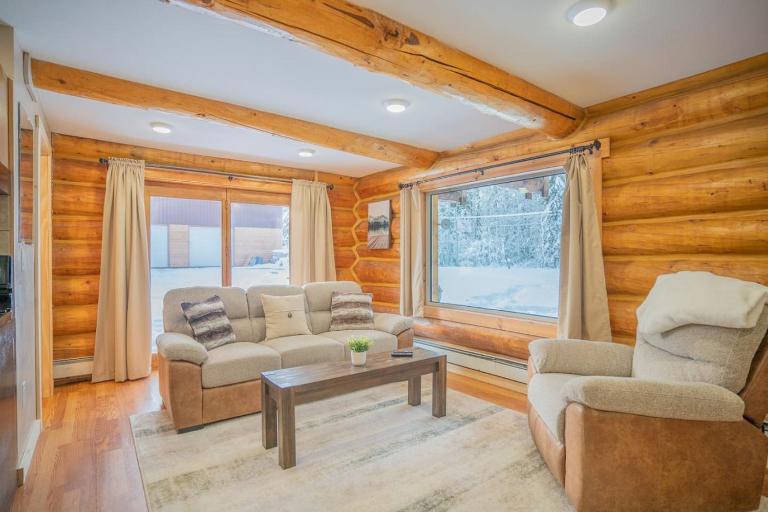 Tucked Away Timber Lower Suite - B&B Fairbanks