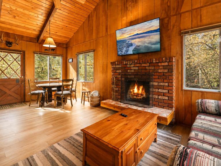 Joebellarue Home - 3BR Chalet with Forest Views, Fireplace, Deck, BBQ - B&B Big Bear Lake